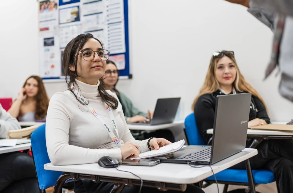 Estudiantes en aula de GBS Dubai — formación práctica en Knowledge Park (gbs.ac.ae)