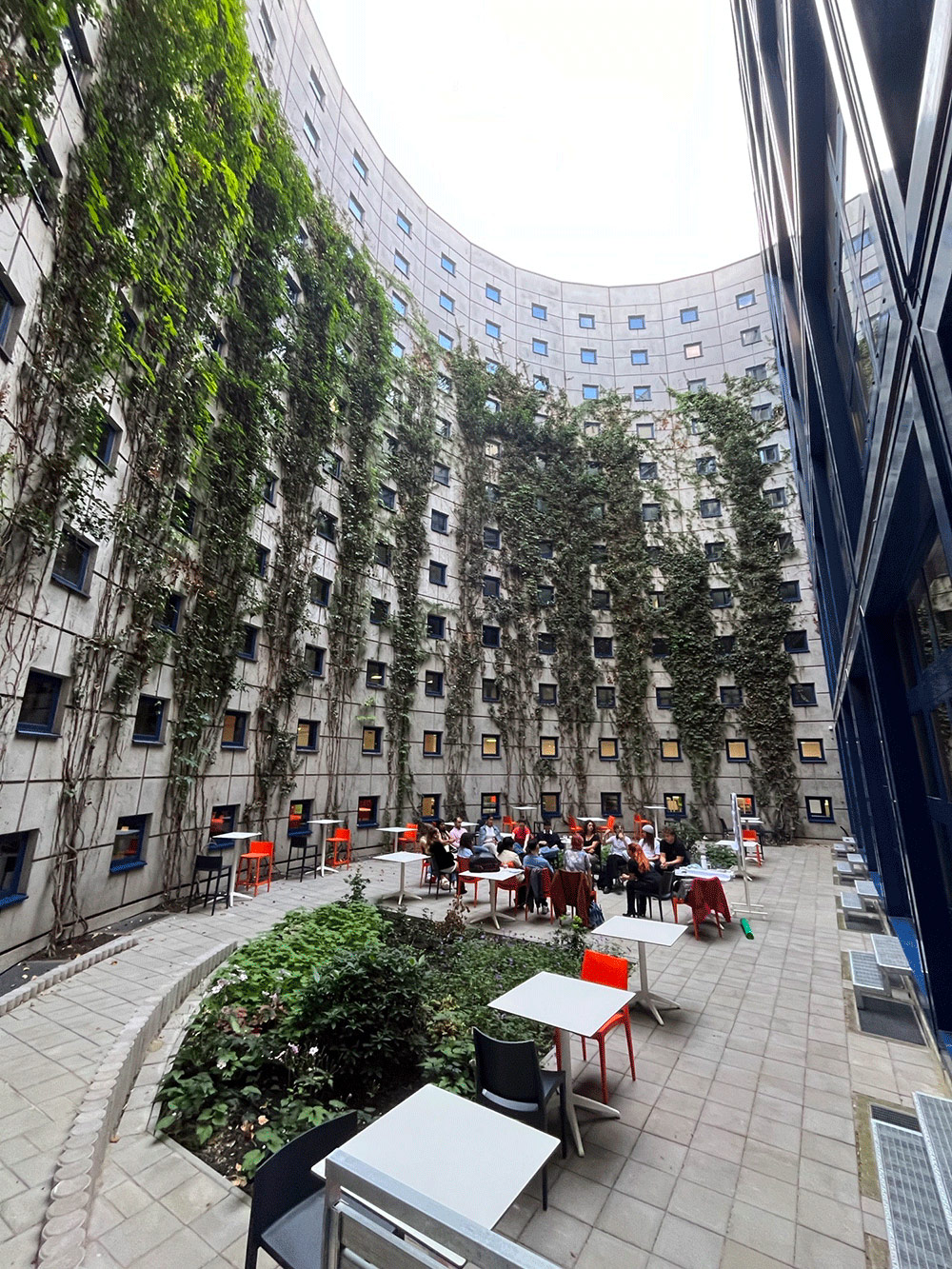 Patio del campus ICN Berlín Moabit — espacio exterior para vida estudiantil internacional en Alemania (icn-artem.com)
