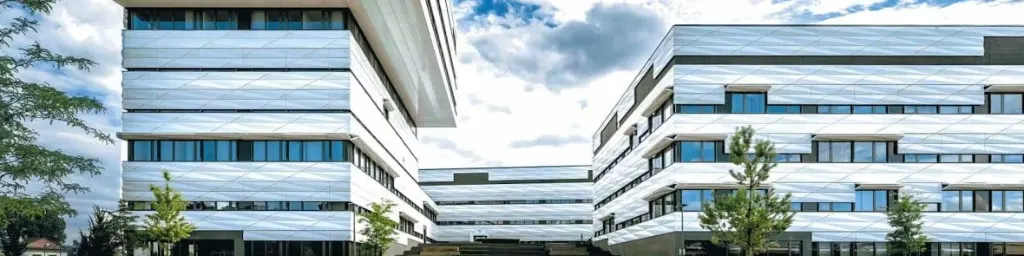 Instalaciones académicas modernas del campus Schiller International University en Heidelberg, Alemania, para estudiar en el extranjero en Europa
