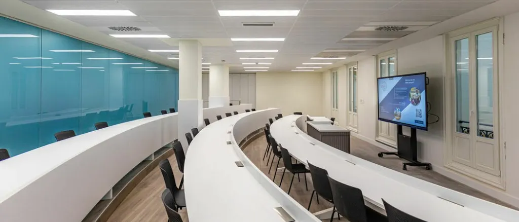 Aula anfiteatro moderna del campus Schiller International University en Madrid con tecnología audiovisual para programas de grado y máster en inglés