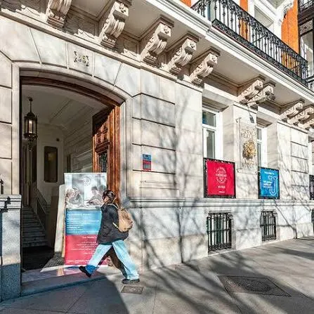 Entrada del campus Schiller International University en Madrid con estudiantes internacionales, estudiar en el extranjero en España con titulación estadounidense en inglés