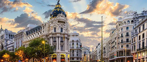 Entorno urbano del campus Schiller International University en Madrid junto a Gran Vía y Edificio Metrópolis, estudiar en el extranjero en la capital de España