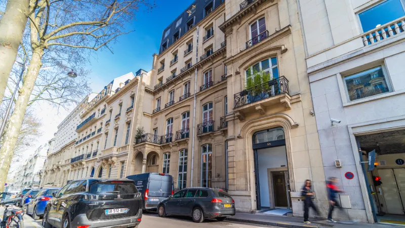 Edificio del campus Schiller International University en París, arquitectura clásica francesa y entrada universitaria para estudiantes internacionales en Francia